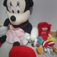تعدادی عروسک اسباب بازی توپ وسایل دکتری چرخ خیاطی