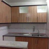 یک طبقه کابینت سالم با سینک ظرفشویی و شیر ظرفشویی