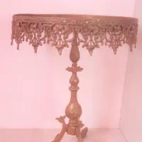 گلدون و میز