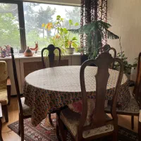 میز نهارخوری گرد با صندلی کلاسیک
