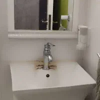 روشویی به همراه آینه و شیر آب