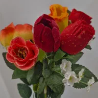 تعدادی گل مصنوعی