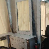 وسایل دکوری ارایشگاه زنانه در حد نو همراه یککمد