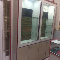 ویترین جلو شیشه مغازه