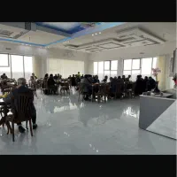 خدمه خانم برای کار در اشپزخانه رستوران