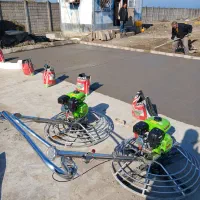 اجرای کفسازی بتن یک پارچه با دستگاه ماله پروانه