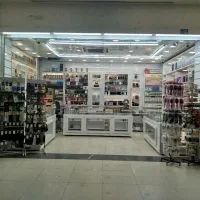 فروشنده خانم عطر و ادکلن و آرایشی