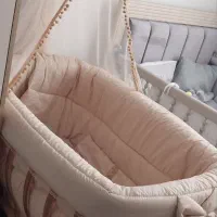 تخت کنار مادر
