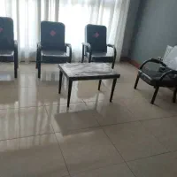 دستگاه لیزر و میز و صندلی