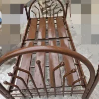 تخت فلزی در وضعیت خوب و تمیز به فروش میرسد