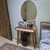 میز آرایش همراه با آینه