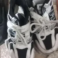 سه تا کفش سالم یکش پوتون بود|لباس|اقبالیه, |دیوار