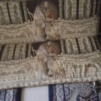 یک جفت پُشتی به طرح هخامنشی استفاده نزدا