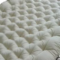 یک عدد تشک دست دوز فقط چند بار استفاده شده