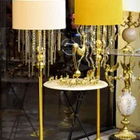 آباژور ایستاده کنارسالنی مدرن اسپرت با شیدمخملی