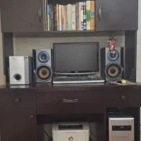 کتابخانه و میز کامپیوتر