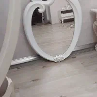 آینه با قاب دورش