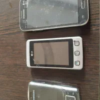 تعدادی گوشی نیاز ب تعمیر