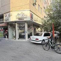 مغازه ۳۰متری چهار طرف شیشه ویترین مناسب طلا فروشی