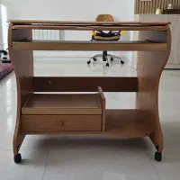میز تحریر و کامپیوتر چرخ‌دار