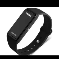 یک عدد ساعت دیجیتالی اسکمی وساعت انالوک مچی