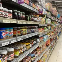 همکار خانم کار در سوپر مارکت