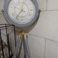 ساعت ایستاده و هم دیواری هم میشه