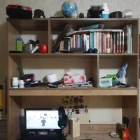 میز تحریر همراه کتابخانه