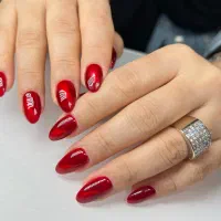 انواع خدمات کاشت ناخن فقط با ۴۰۰ تومان