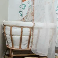 تخت گهواره ای کنار مادر