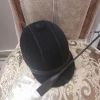کلاه و شلاق اسب سواری