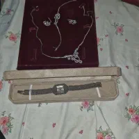 یک عدد سرویس نقره و یک ساعت نقره