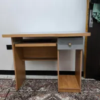 میز کامپیوتر در حد نو