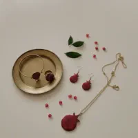 نیم ست یلدایی و تعدادی اکسسوری و تاج نوی نو