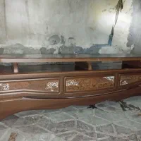 میز تلویزیون و ساعت ایستاده