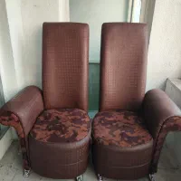 یک جفت صندلی و یک کاناپه راحتی ۳ نفره و