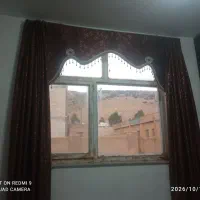 کنار پرده ای همراه با تاج