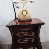 تلفن ومیز چوبی