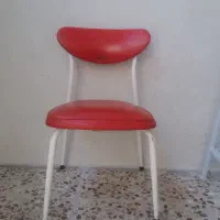 ی عدد صندلی رنگ قرمز