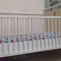 تخت کودک تمیز همراه با تشک