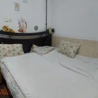 تخت دو نفره همراه پاتختی کفی چوب