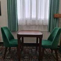 میز ناهارخوری تمام چوب با ۲صندلی پارچه‌ای