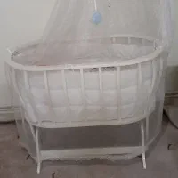 تخت کنار مادر
