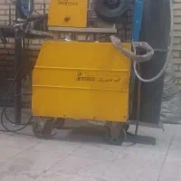 کارگر جوشکار وارد به فلز کاری و ساده