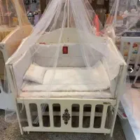 تخت کنار مادر