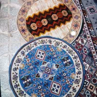 تعدادی کنار فرش و پادری گلیمی