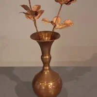 یک گلدان مسی  ودو شاخه گل مسی ۳ تومن