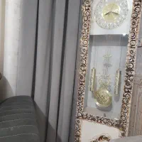 یک عدد ساعت ایستاده و آینه