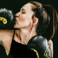 اموزش انواع هنر های رزمی بانوان با آینده عالی