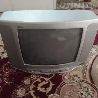 میز شیشه ای و تلوزیون ۱۴سامسونگ